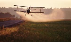 Avión fumigando el campo de soja con glifosato